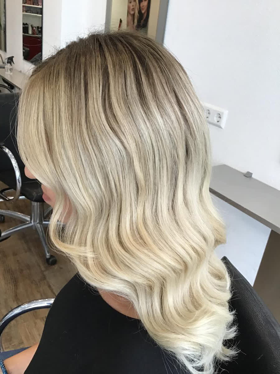 Blondes Haar in weichen Wellen, seitlich