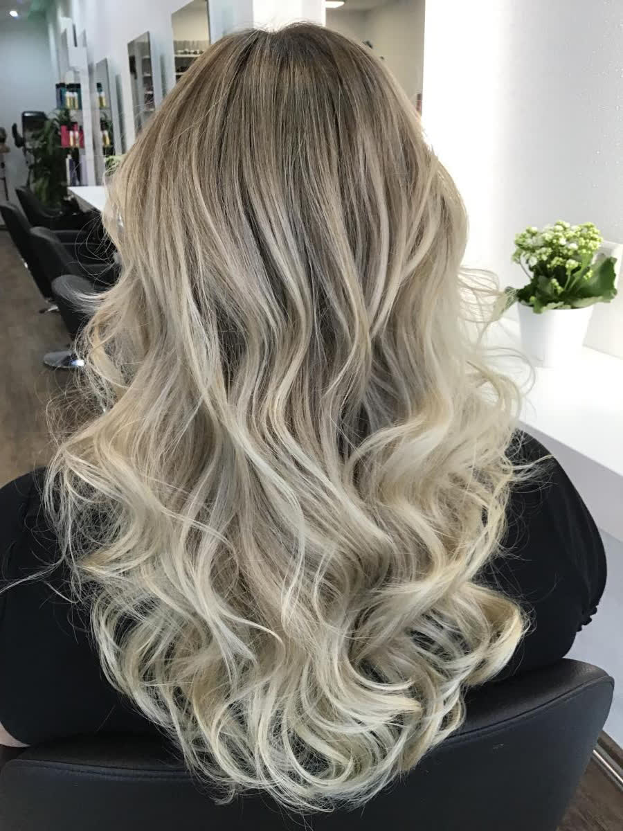 Kühles Blond in Wellen