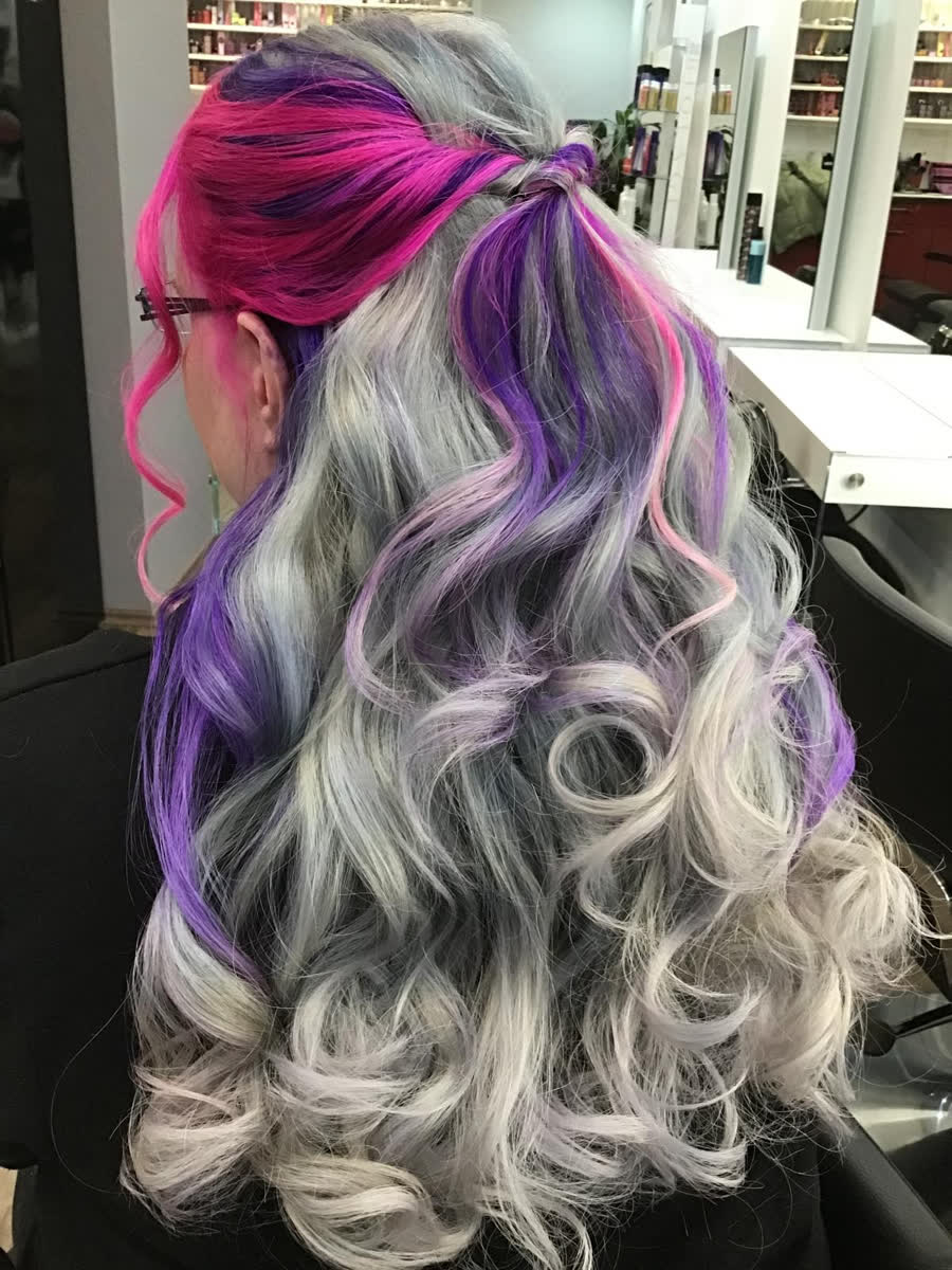 Silber mit pinken und violetten Strähnen